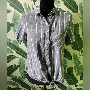 Universal Threads Gray white Striped Short Sleeve Button down Shirt L
